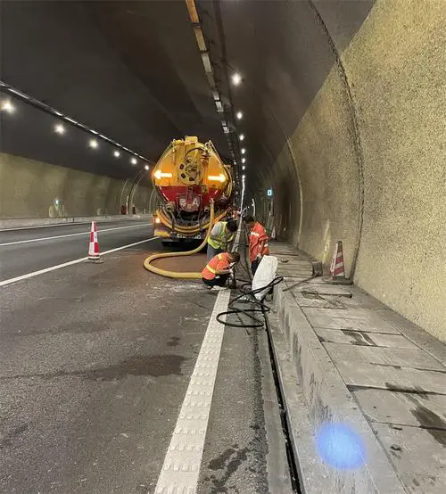 尖山隧道排水渠清淤